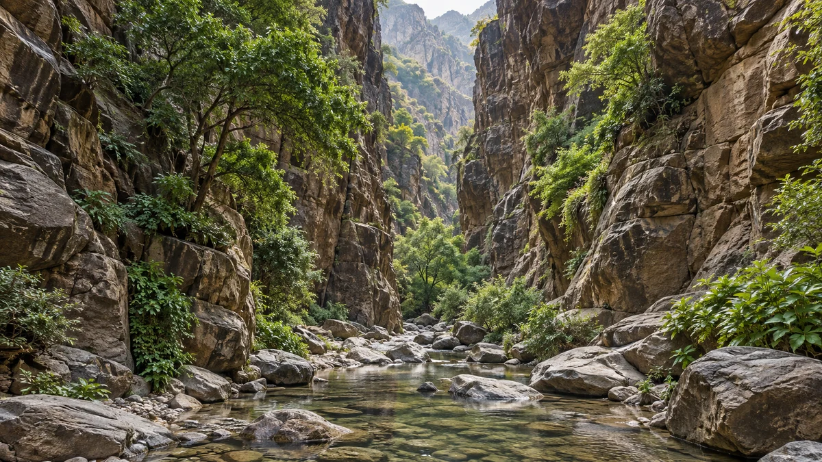 تصور أخدود صخري ضيق بمياه ضحلة ونباتات على جوانبه